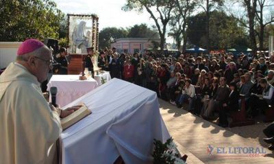 Castagna inst� a los gobernantes a imitar a Santa Ana y promover �santos proyectos�
