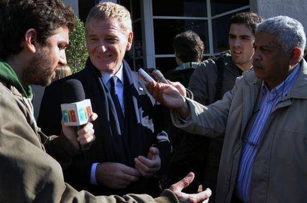 De Narv�ez, de raid por el conurbano, pidi� recrudecer el �combate contra las drogas"
