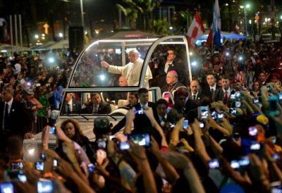 El Papa reuni� a 2 millones de fieles en Copacabana: "No balconeen la vida"