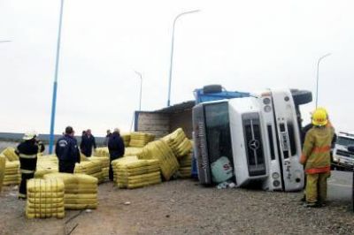 Volc� cami�n en rotonda de camino al parque industrial