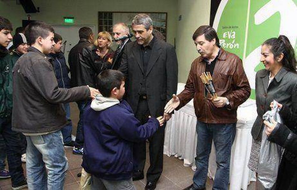 Avellaneda: el intendente Ferraresi entreg� materiales y subsidios