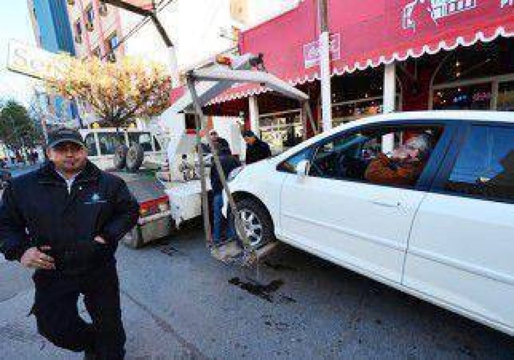 La gr�a se lleva 200 autos cada semana 