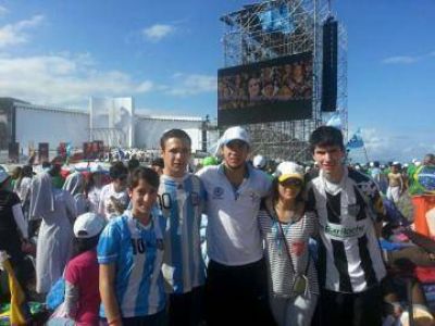 J�venes de Cipolletti acampan para la �ltima misa de Francisco en la JMJ