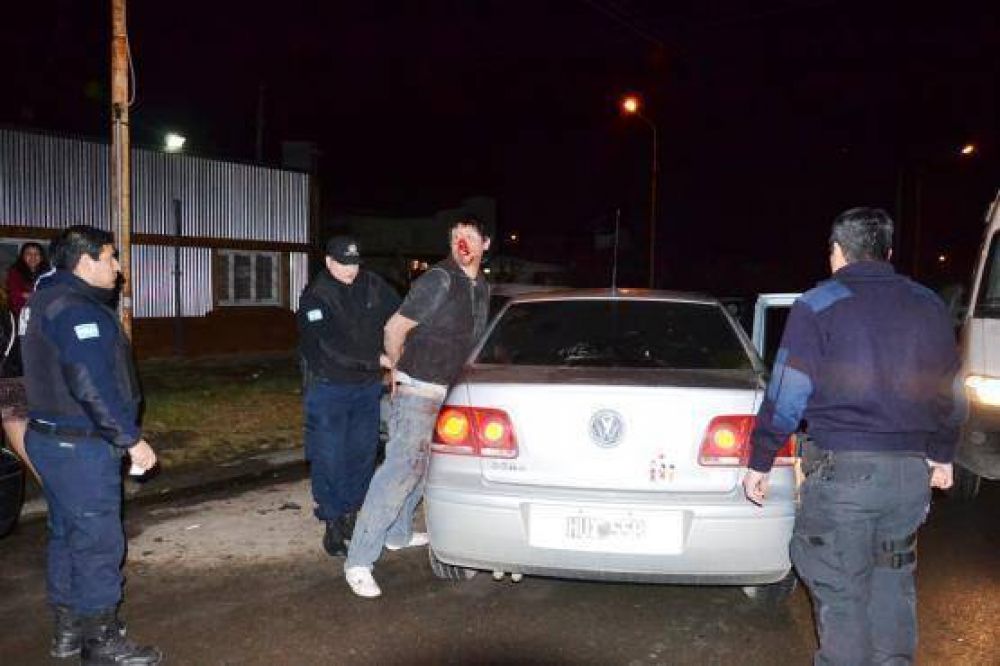 Ingres� a contramano y choco auto estacionado