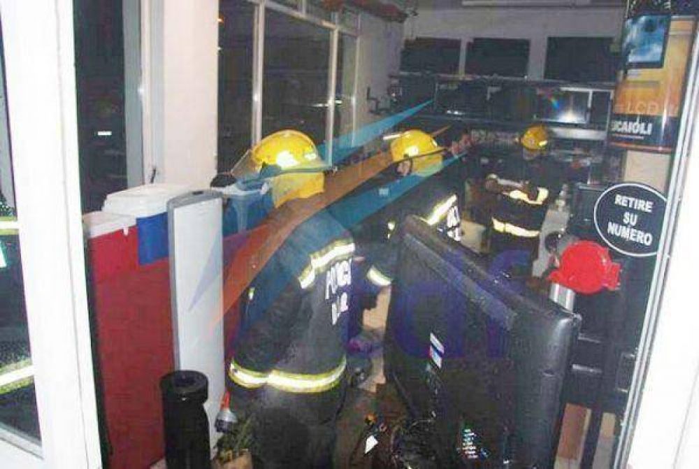 Incendio en la vidriera de un local de electr�nicos