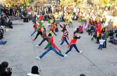 Murga, circo y protesta en el Parque Oliver