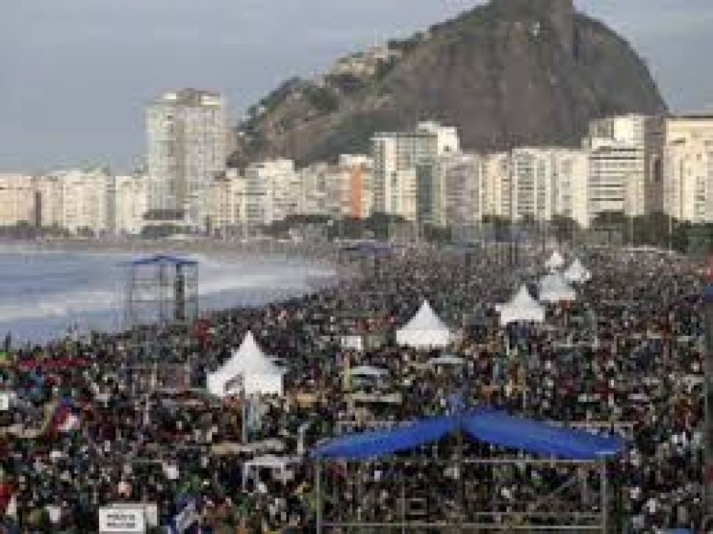 El Papa Francisco se despide de Brasil con una misa multitudinaria en la playa