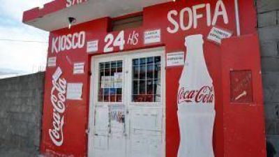 Ladrones armados asaltan un maxikiosco y a un remisero