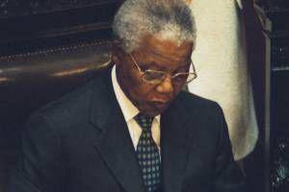 Mandela sigue "cr�tico pero con alguna mejora"