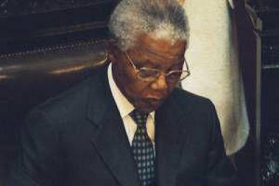 Mandela sigue "cr�tico pero con alguna mejora"