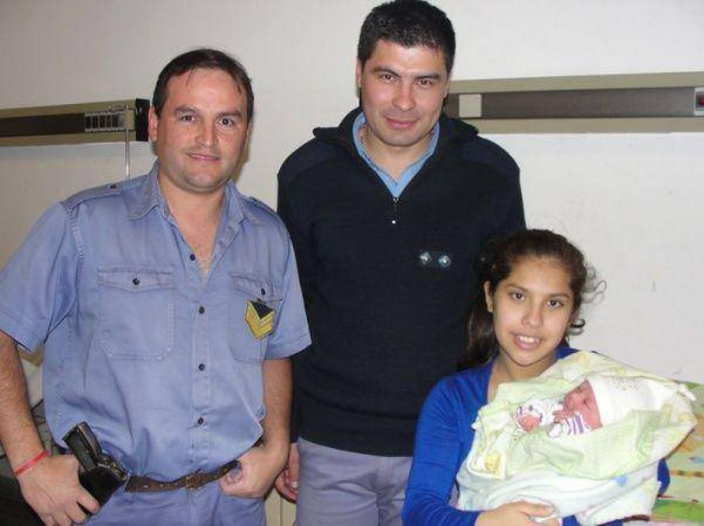 Mujer dio a luz en la calle y fue auxiliada por polic�as