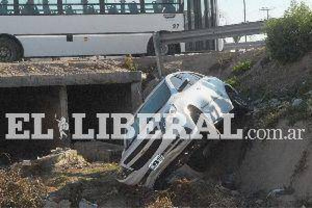 Un auto realiz� una brusca maniobra y termin� en la acequia de Av. Sol�s