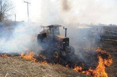 Fue a quemar ca�a, pero las llamas terminaron de consumir su tractor