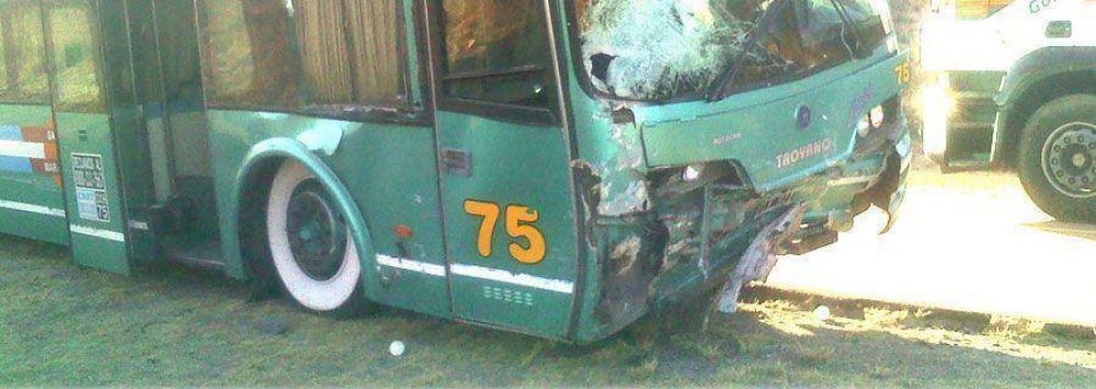 Chocaron de frente colectivo y utilitario: un muerto
