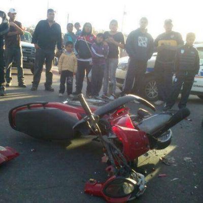 Motociclista herido al chocar con autom�vil