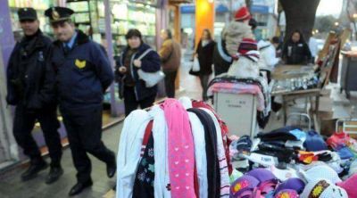 Pese a los controles, crece la venta callejera ilegal