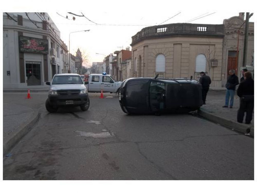 Dos veh�culos chocaron y uno termin� volcando