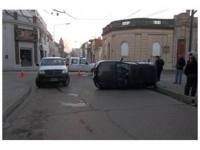 Dos veh�culos chocaron y uno termin� volcando