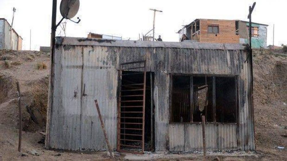 Est� en terapia intensiva y sospechan que lo golpearon y le quemaron la casa