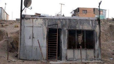 Est� en terapia intensiva y sospechan que lo golpearon y le quemaron la casa
