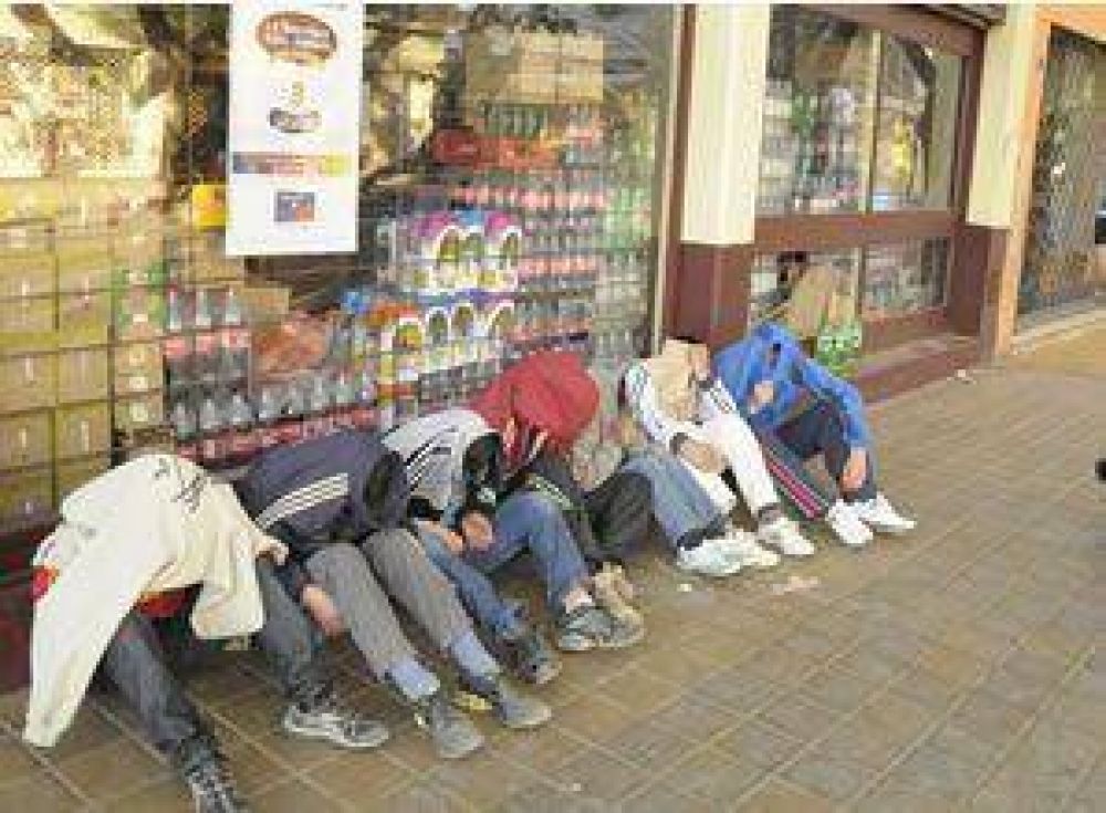  Siete chicos rompen vidriera de un local para sacar bebidas