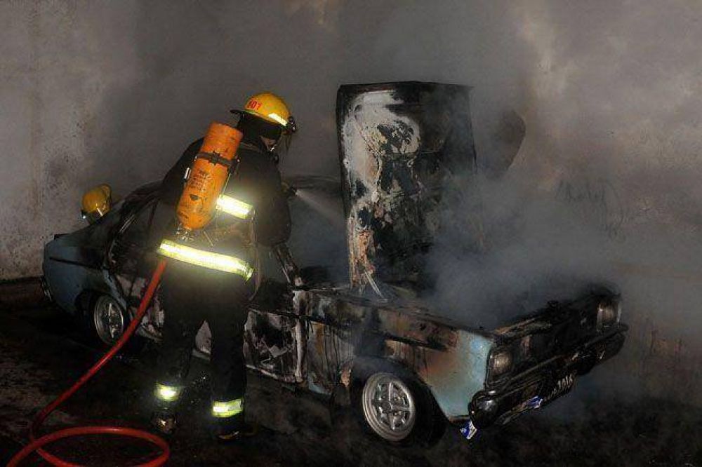 Ardi� un auto en un taller en Pico
