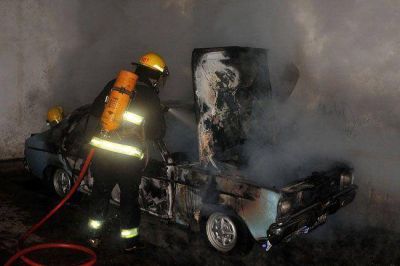 Ardi� un auto en un taller en Pico