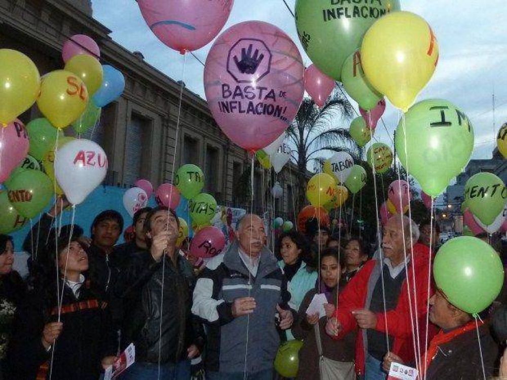 Suelta de globos por los �precios por las nubes�