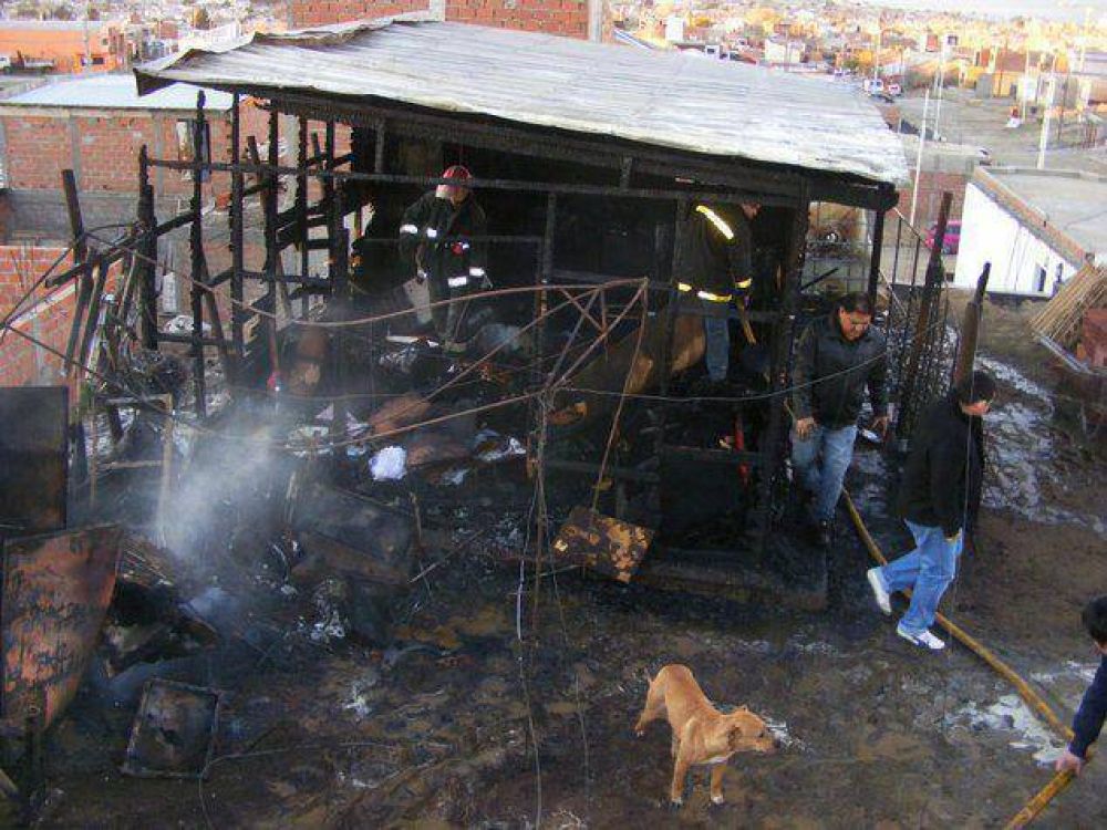 Incendio destruye precaria vivienda en el 3 de Febrero