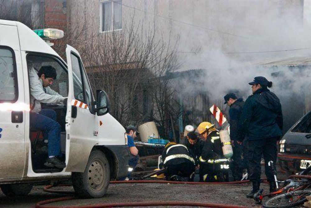 Muere un hombre al incendiarse su casa
