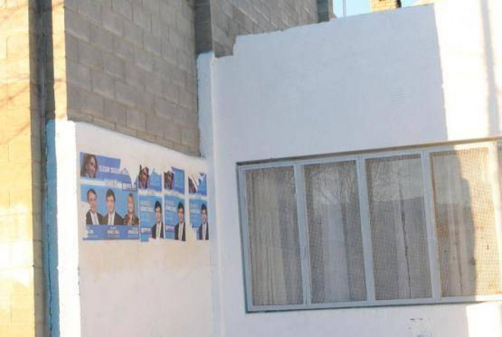 Pegaron carteles de campa�a con fotos de CF y Gomez Bull