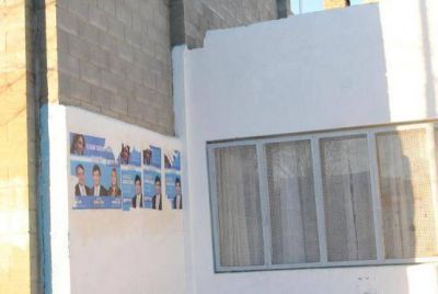 Pegaron carteles de campa�a con fotos de CF y Gomez Bull