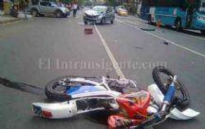 Un joven falleci� en un choque entre un auto y una moto