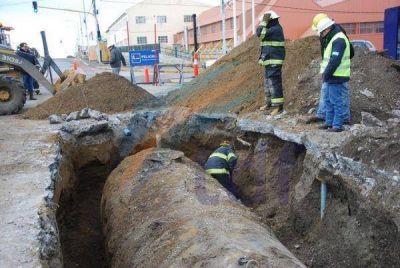 Extrajeron uno de los tanques de combustible de la estaci�n de la pol�mica