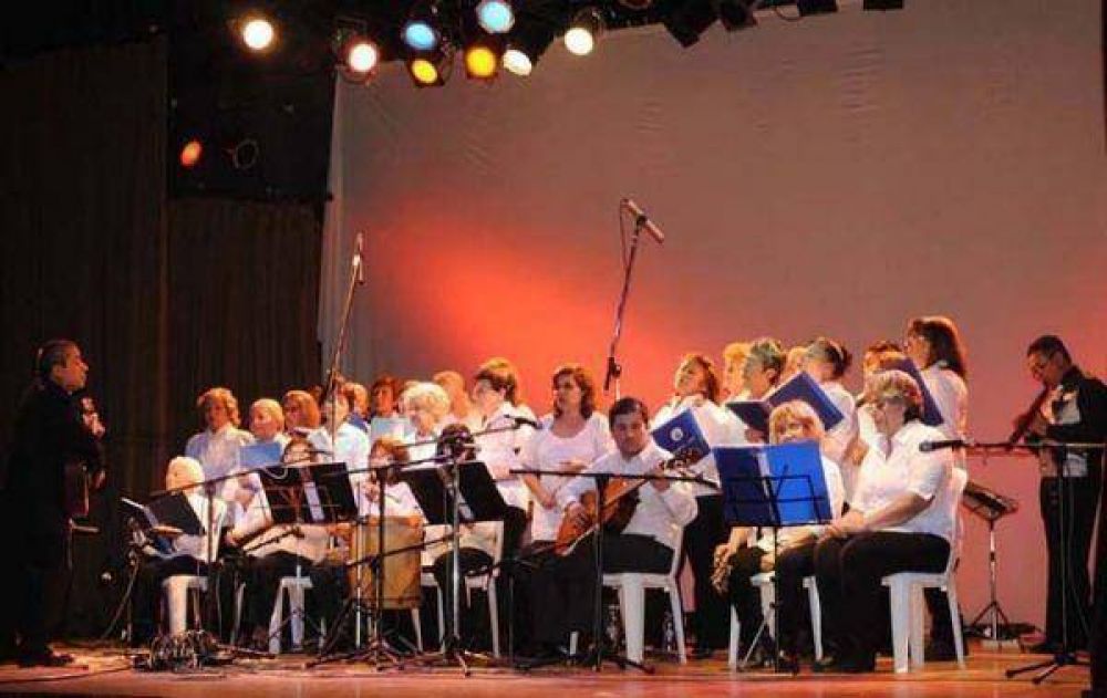 Importante acompa�amiento de p�blico a presentaci�n de uno de los talleres municipales de guitarra