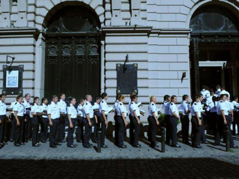 Los pr�ximos ascensos policiales ser�n decididos con jurados civiles