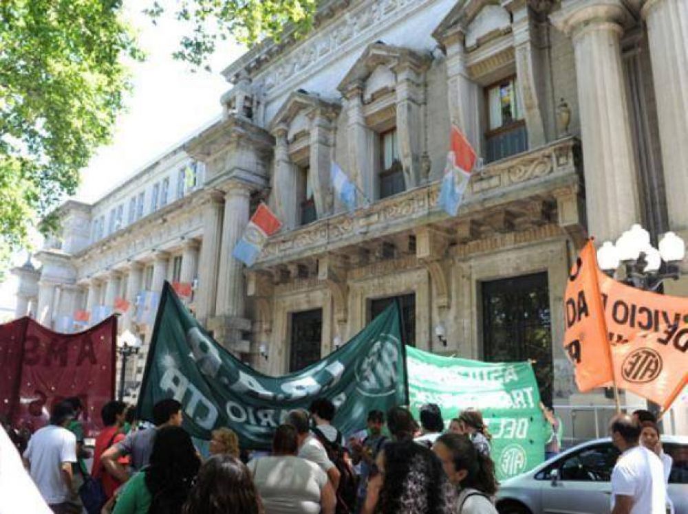 Estatales y docentes rosarinos largan una pelea para rediscutir los salarios