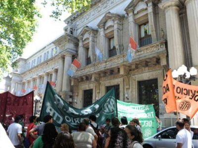 Estatales y docentes rosarinos largan una pelea para rediscutir los salarios