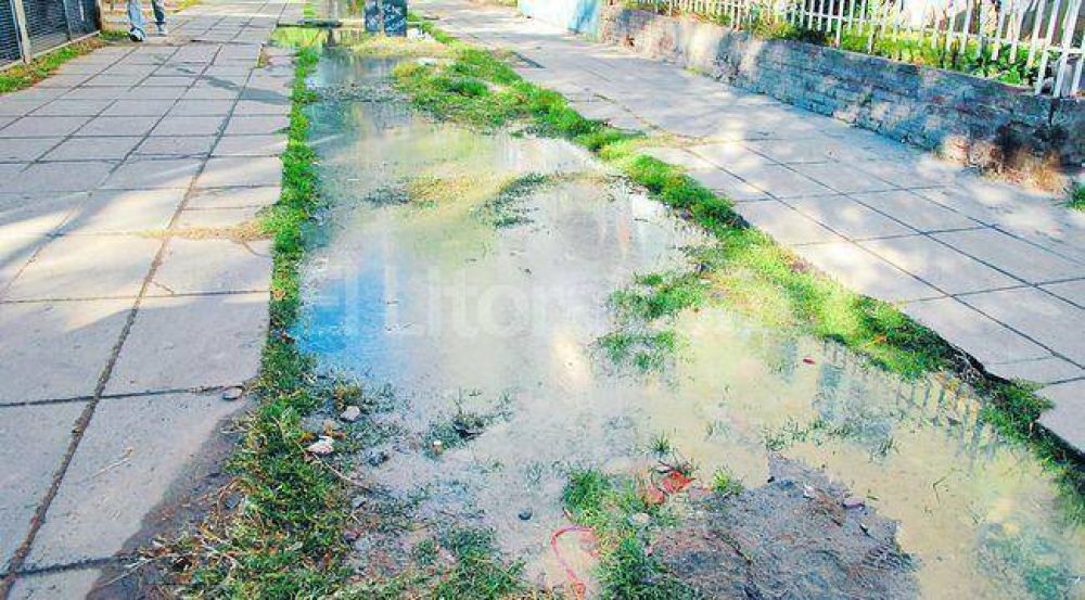 Los vecinos de El Pozo exigen soluci�n al desborde cloacal