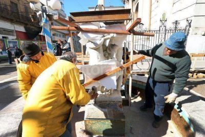 Trasladaron la escultura �Los Ni�os Cazadores�