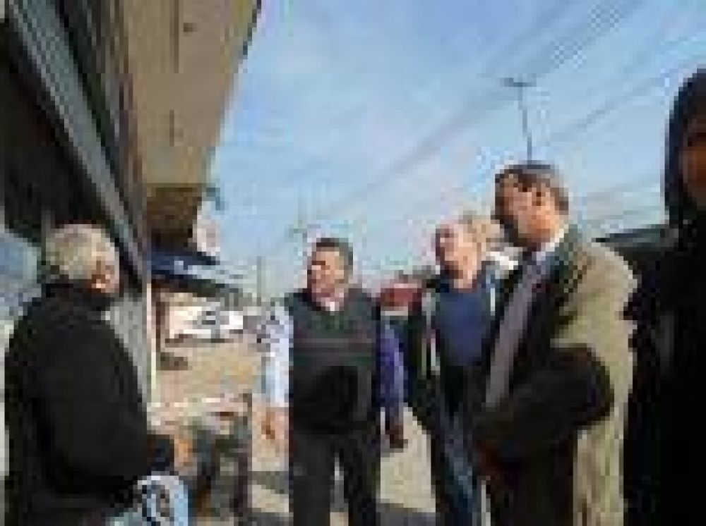 La Plata: De recorrida, Panella consider� que el PJ "hace 20 a�os que mira para el costado" con la inseguridad. Hoy concurrir� a un homenaje a Balb�n