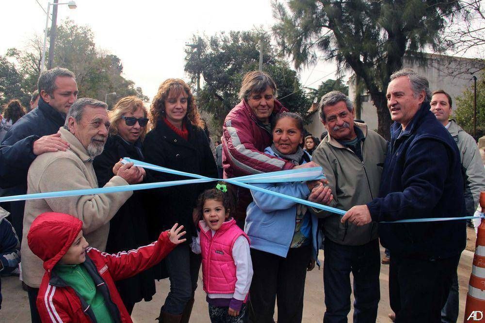 Se inaugur� el tramo de asfalto de la calle Espa�a entre Blazco Iba�ez y Gaspar Campos