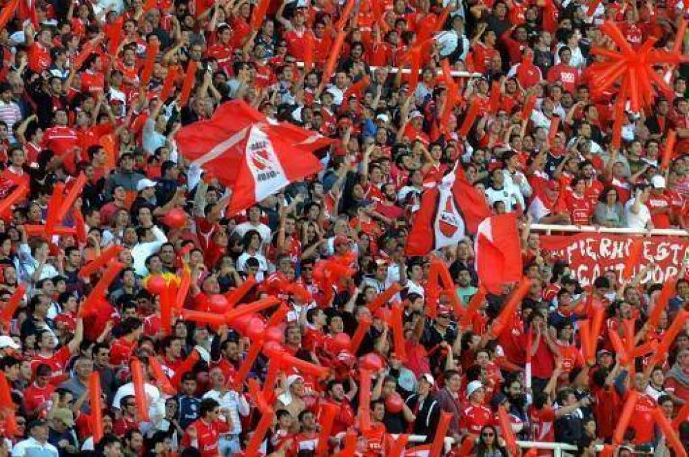 Denuncian un posible ataque de barras del "Rojo" en su debut en la B