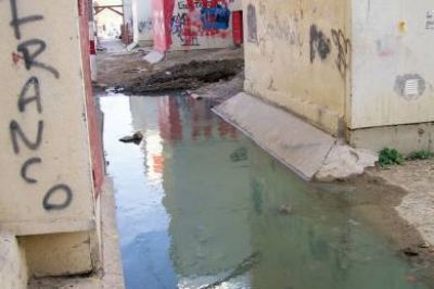 Vecinos denuncian rebalse de cloacas en Sector 4 de las 1008
