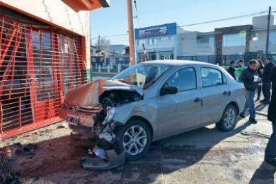 Veh�culo termina incrustado en el frente de un comercio
