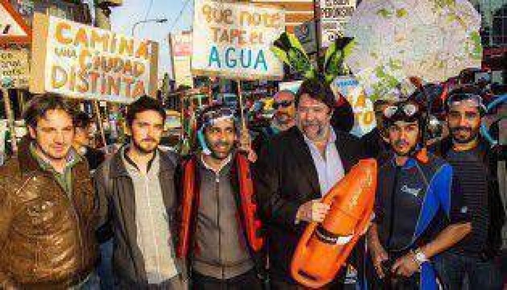 �Un guardavida en cada esquina�, el nuevo palo de Camino Popular