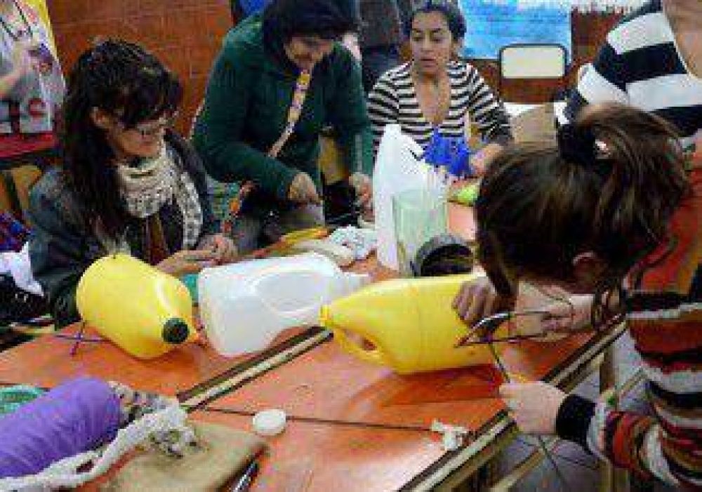 Elaboran juguetes con materiales reciclados 