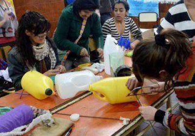 Elaboran juguetes con materiales reciclados 