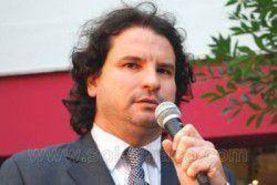 Bisceglia reclam� a Capitanich el pago de una deuda con editoriales