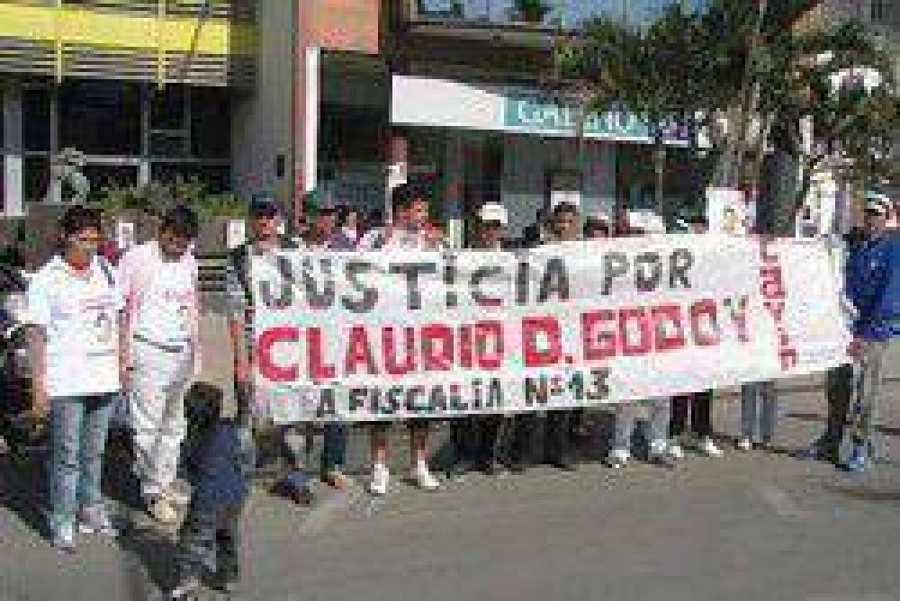 Movimientos sociales y familiares de �Cay�n� Godoy marcharon contra la represi�n